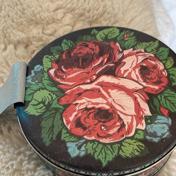 Floral Tin Box with curl roller pins and other odds and ends comes with tin - Picture 5 of 5